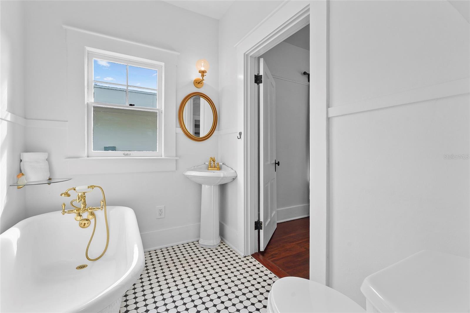 Image 37 of 57 For 1550 3rd Avenue W