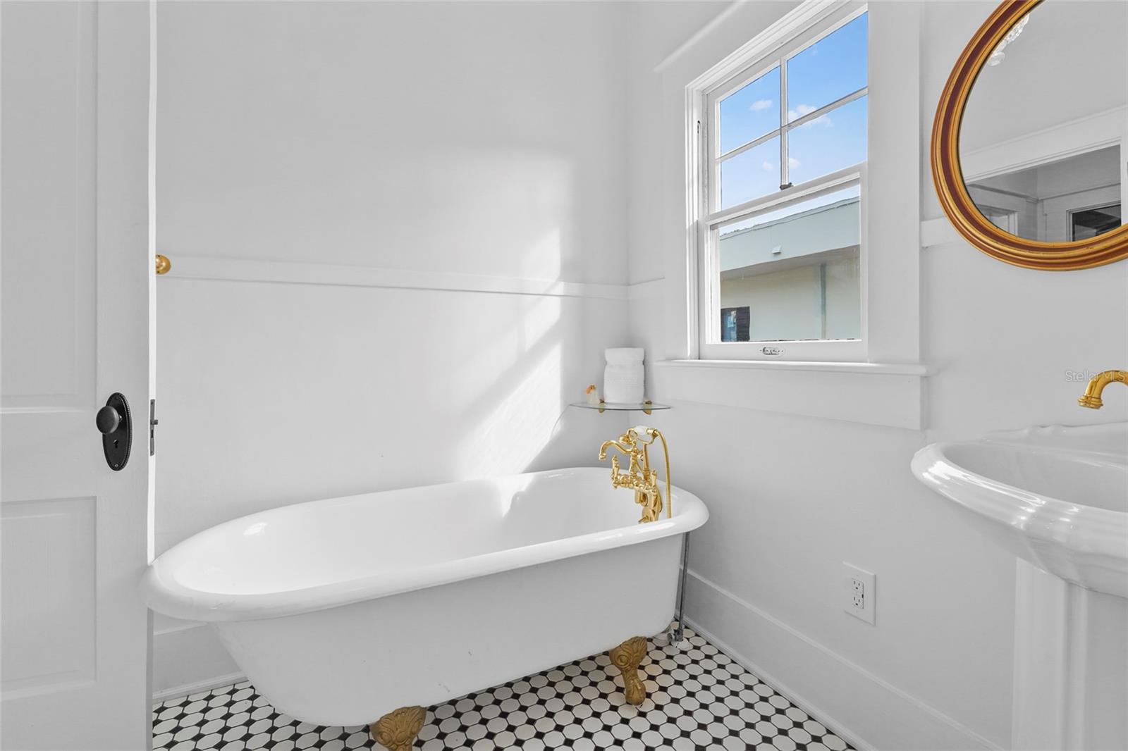 Image 38 of 57 For 1550 3rd Avenue W