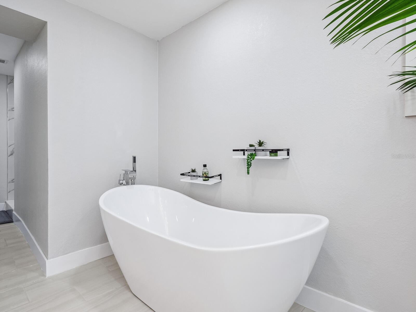 Image 34 of 73 For 221 Lychee Road