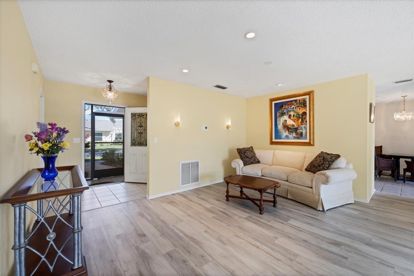 Image 4 of 26 For 4184 Oakhurst Circle W 3154