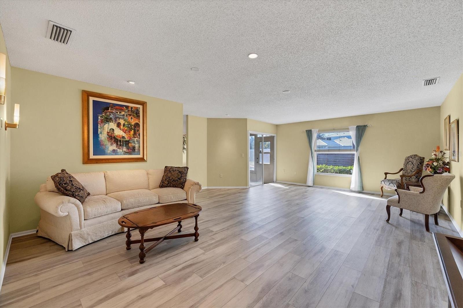 Image 5 of 26 For 4184 Oakhurst Circle W 3154