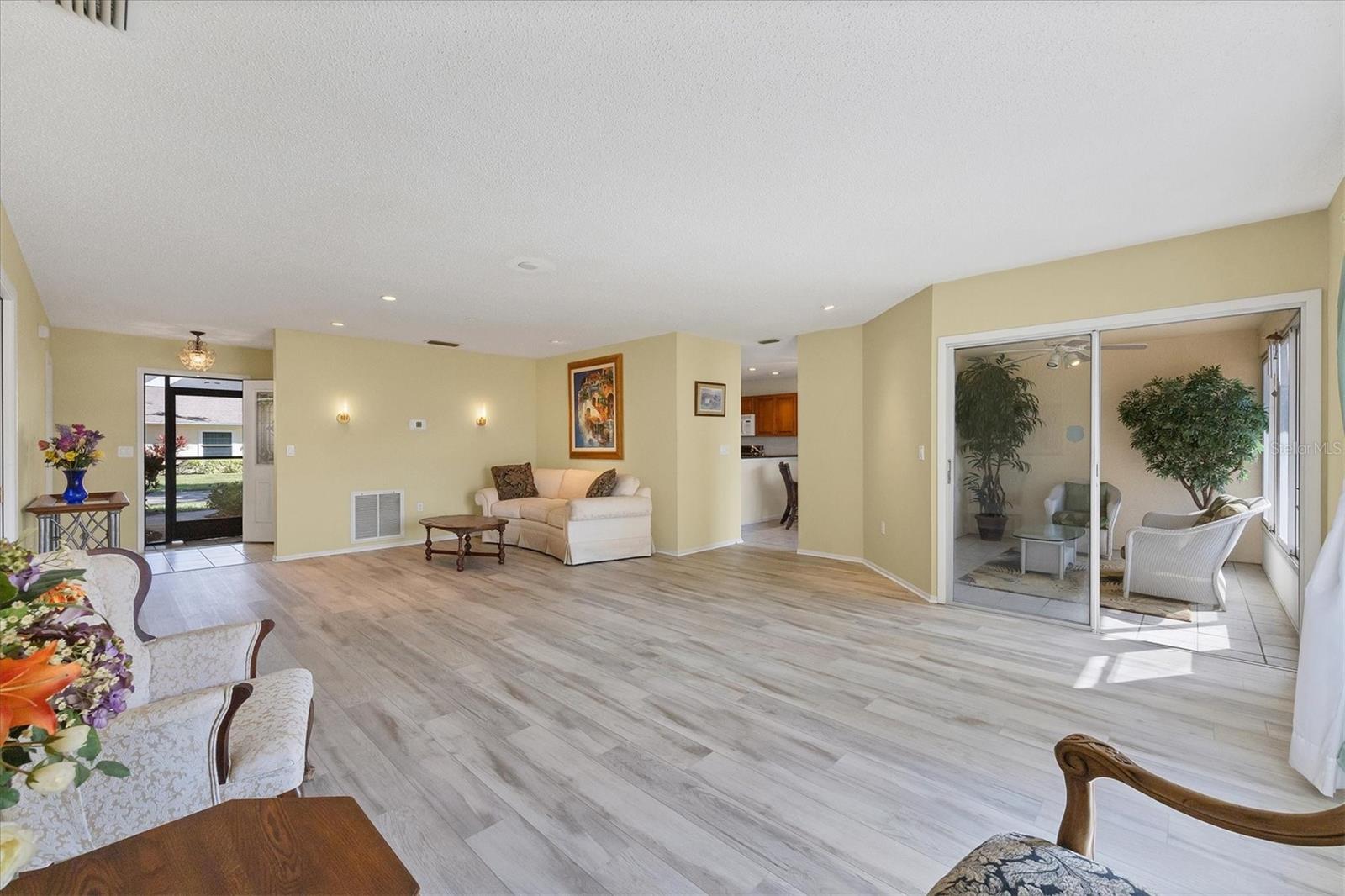 Image 7 of 26 For 4184 Oakhurst Circle W 3154