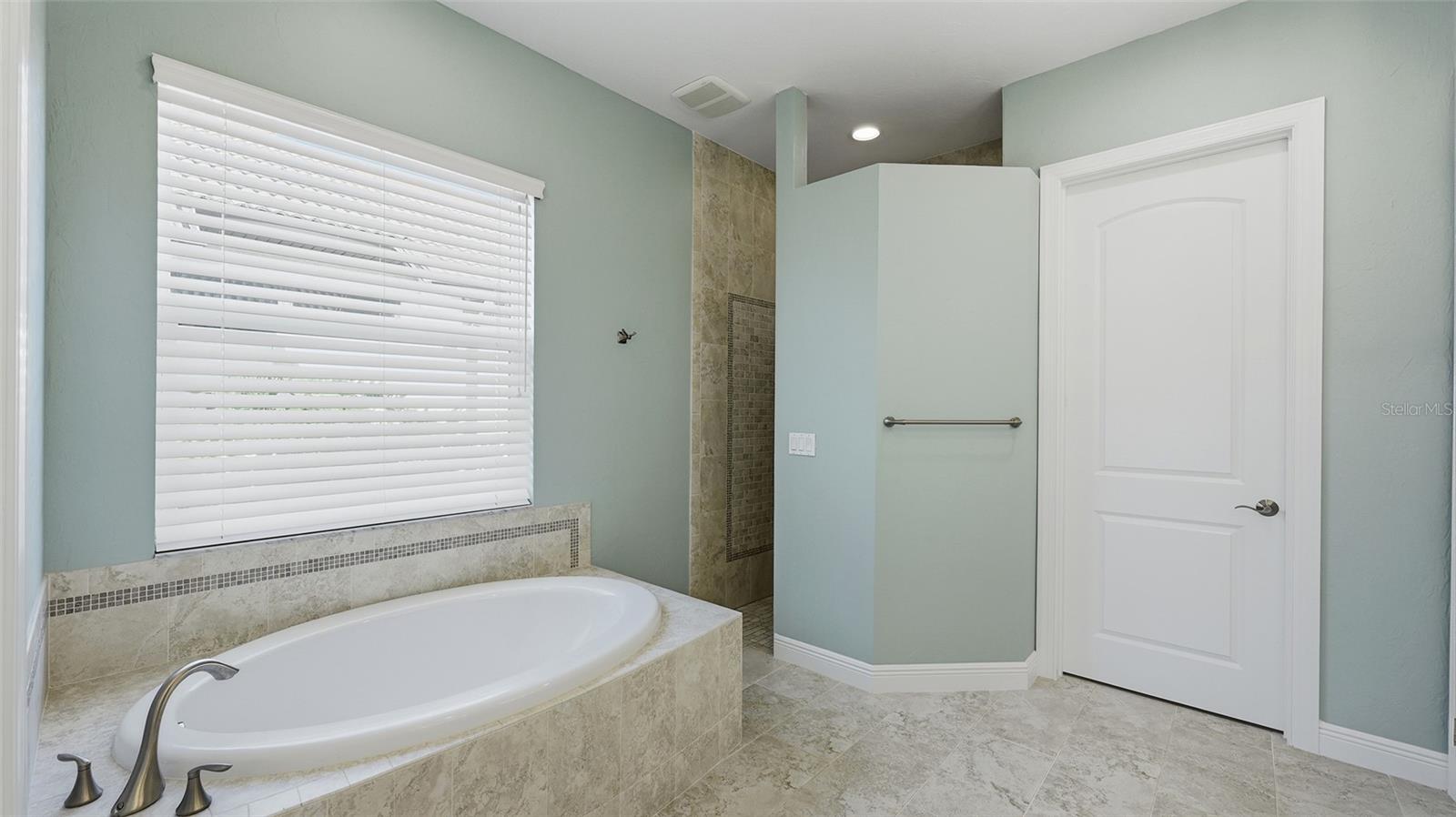 Image 18 of 61 For 5238 Title Row Drive