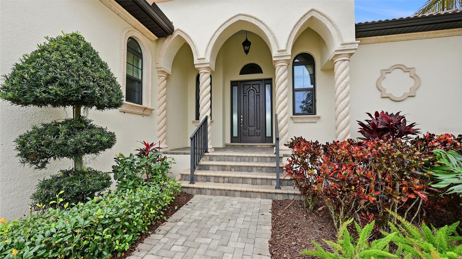 Image 2 of 61 For 5238 Title Row Drive