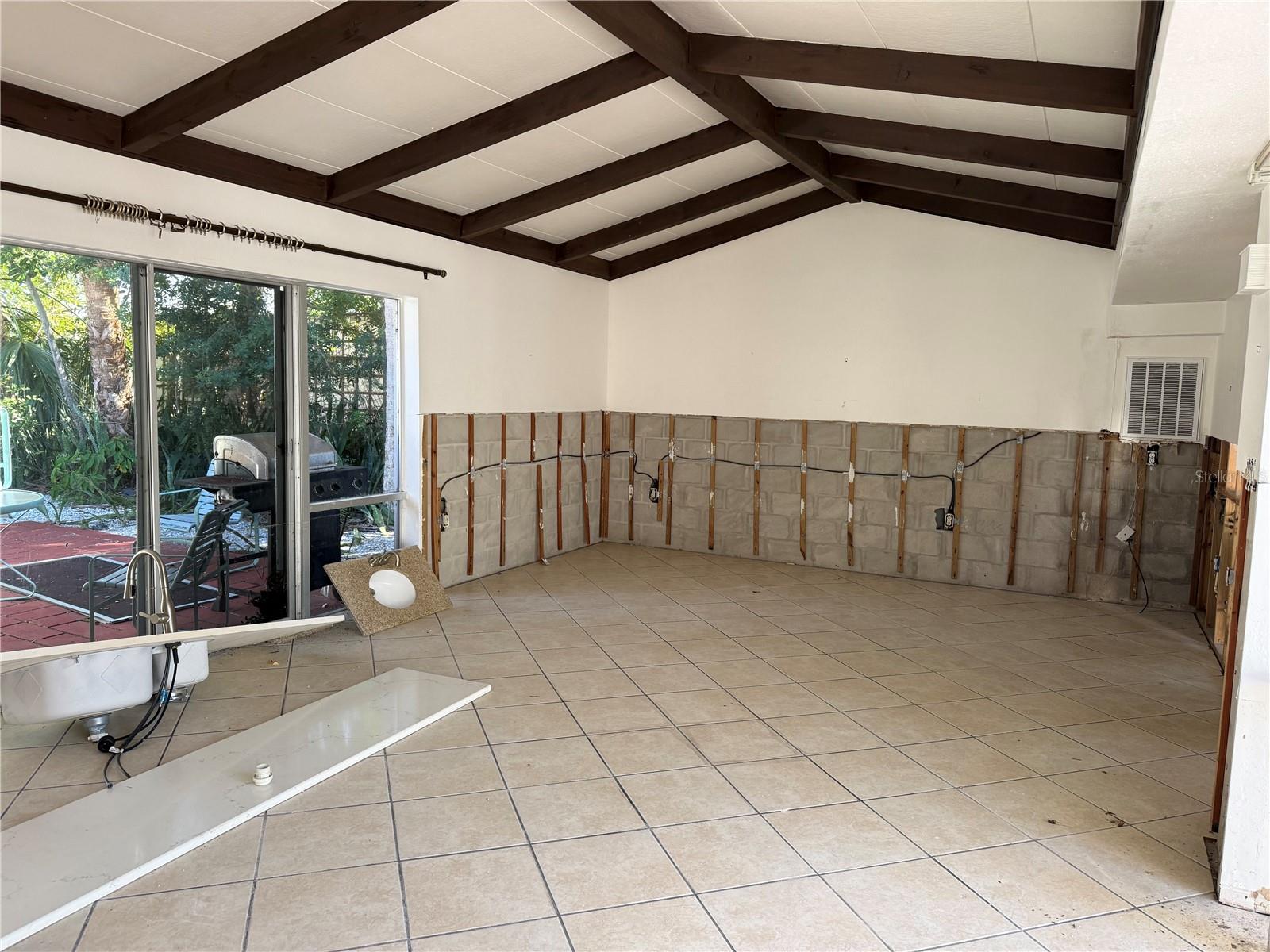 Listing photo id 13 for 2316 Canasta Drive