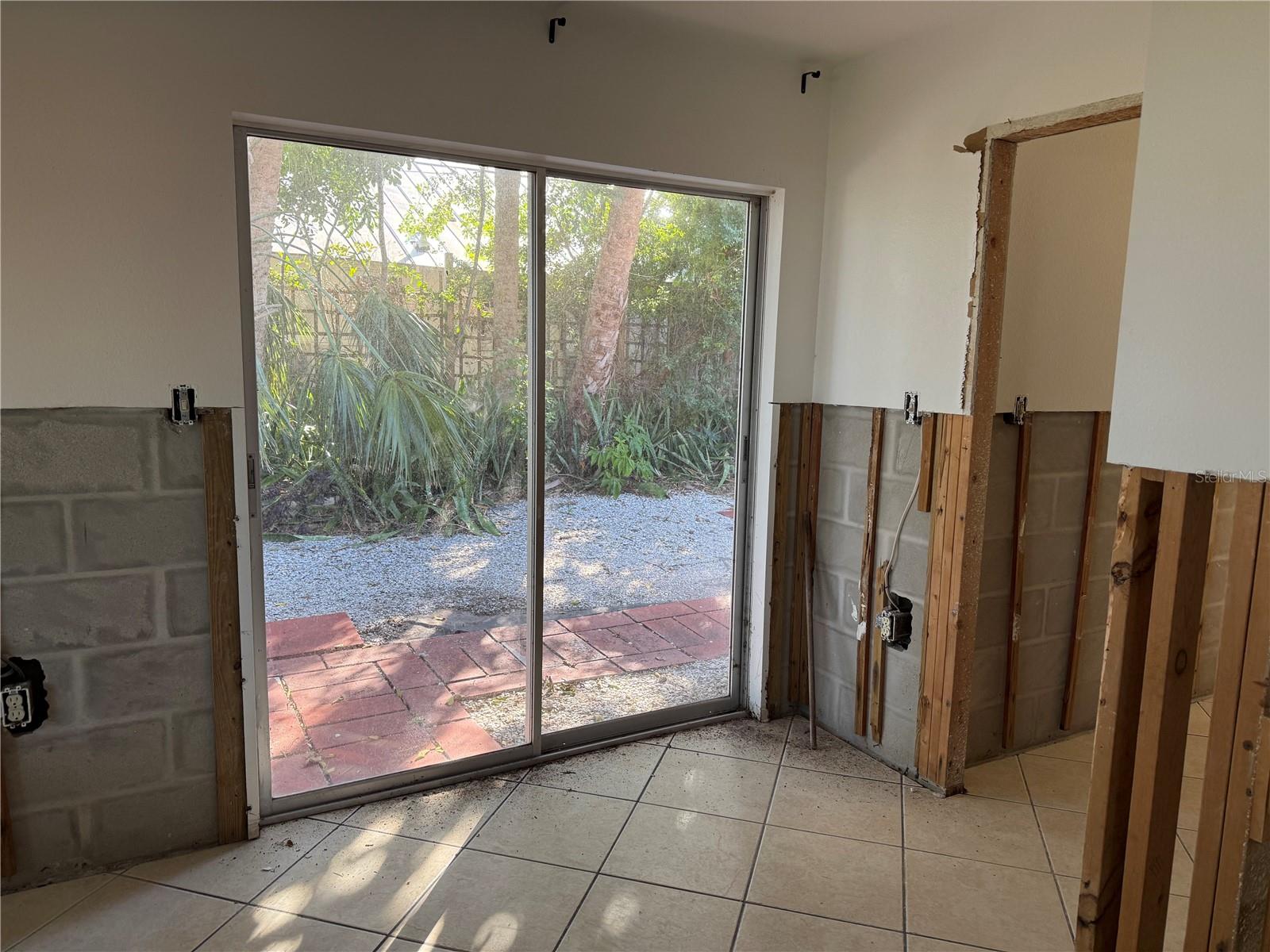 Listing photo id 21 for 2316 Canasta Drive