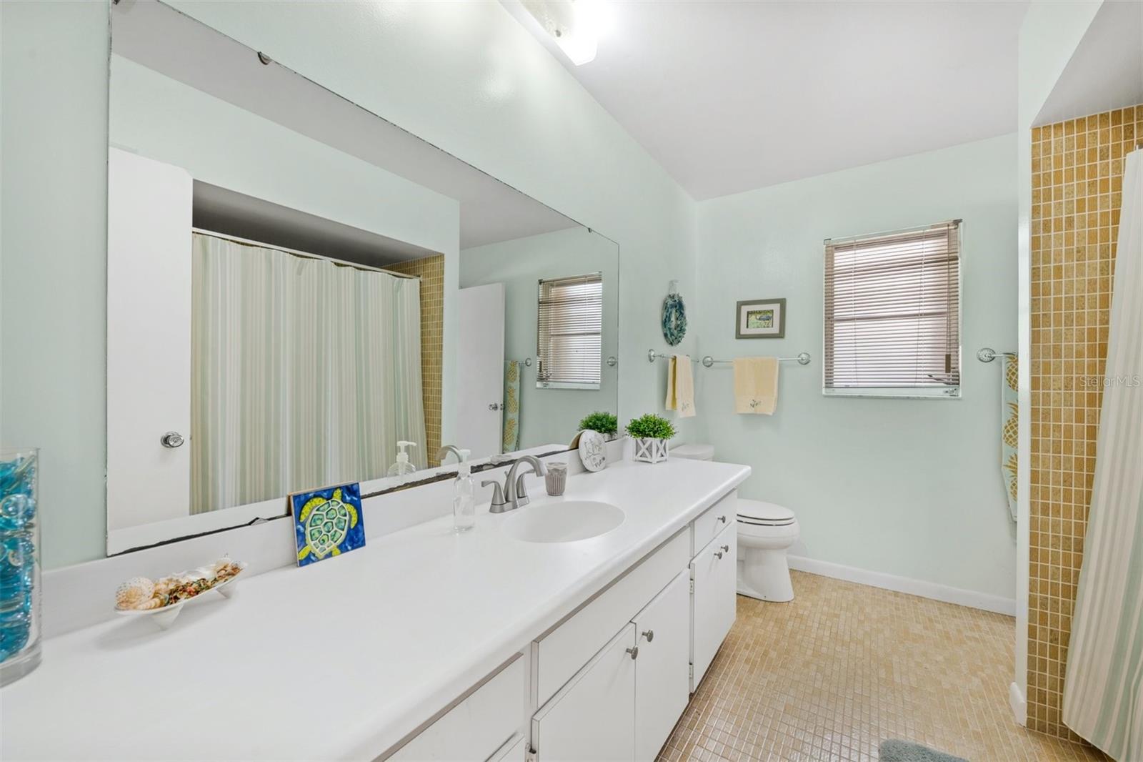 Image 30 of 63 For 614 Gladstone Lane