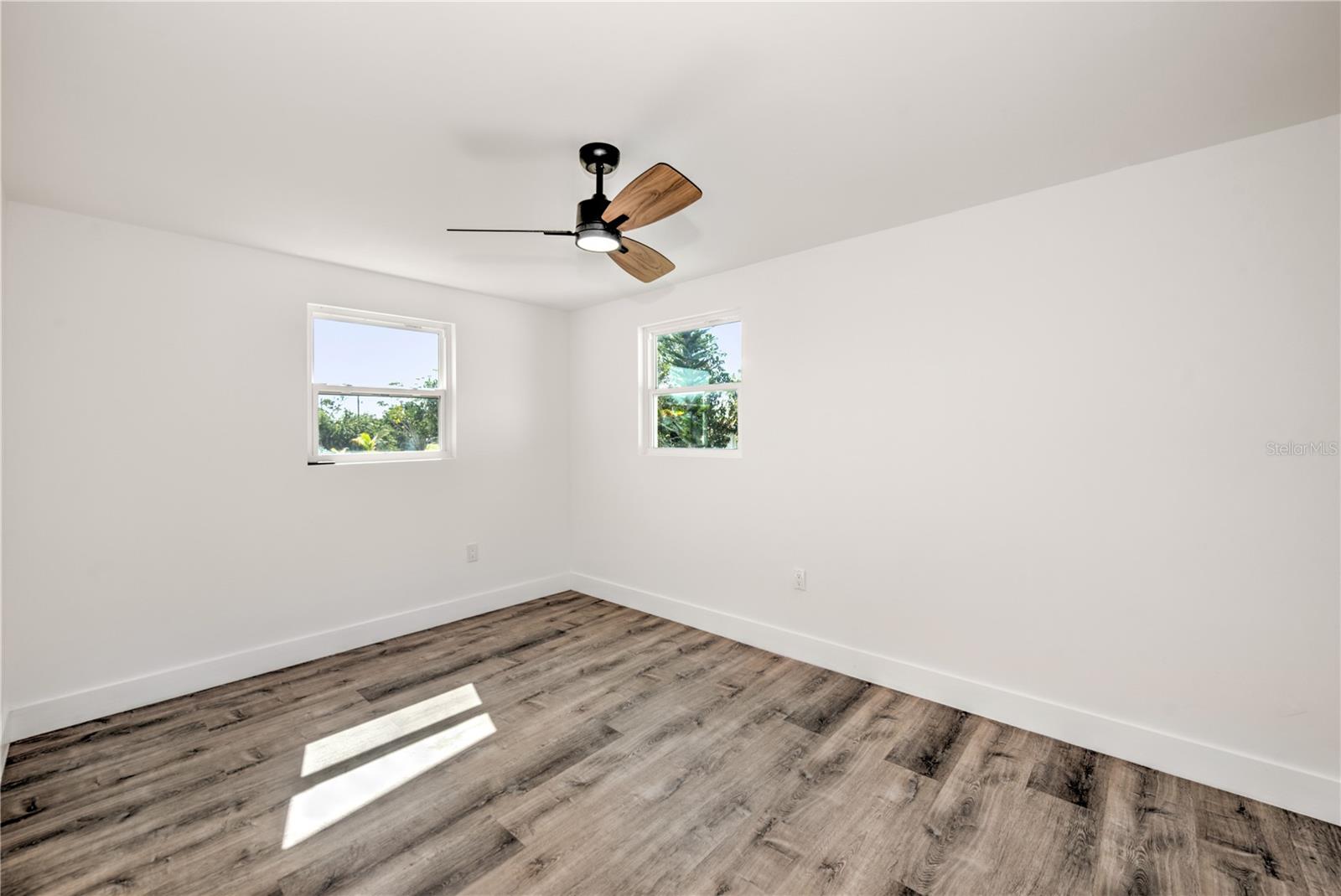 Image 10 of 22 For 160 Francis Drive Ne