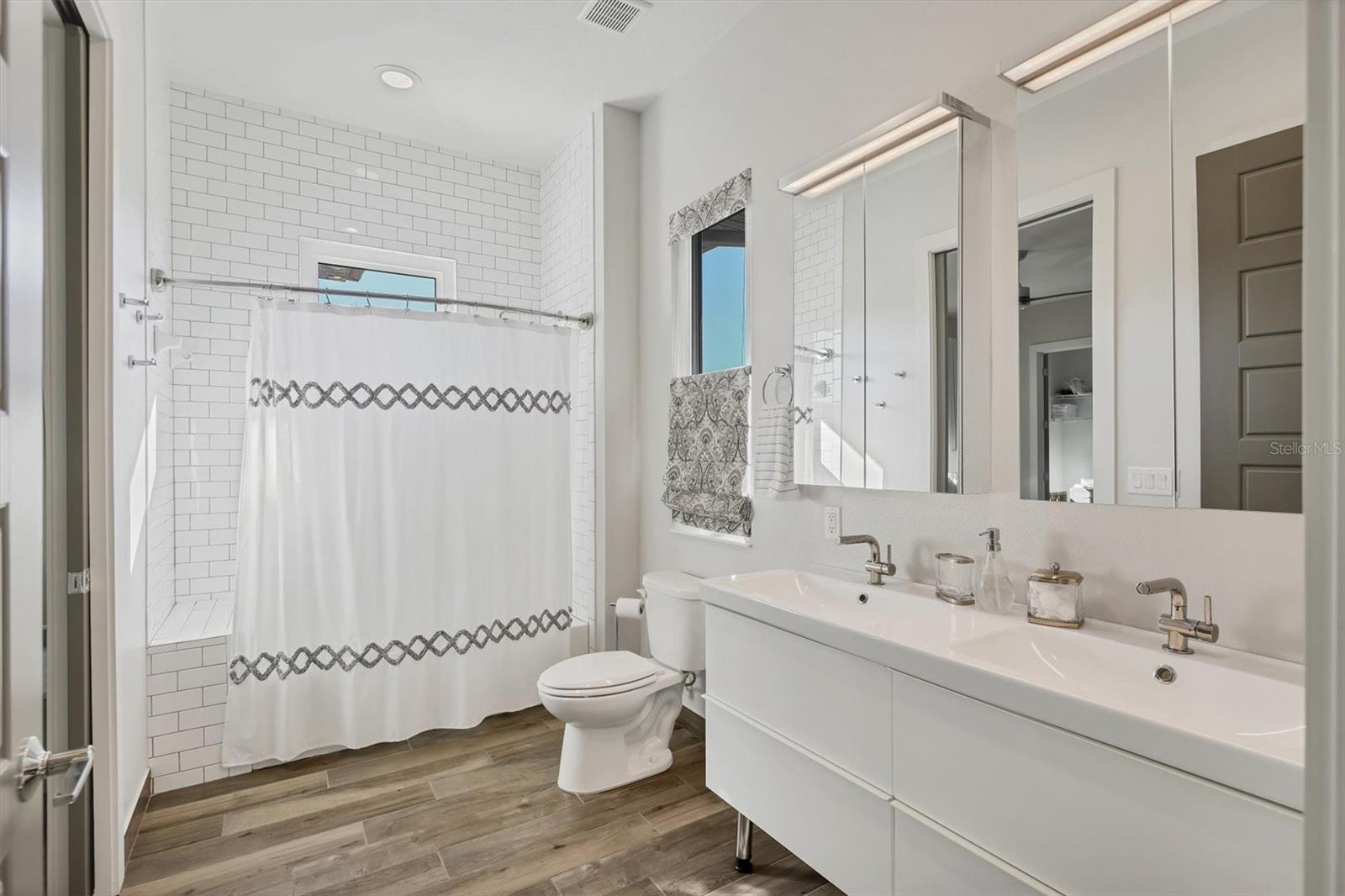 Image 23 of 39 For 2323 Pine Terrace