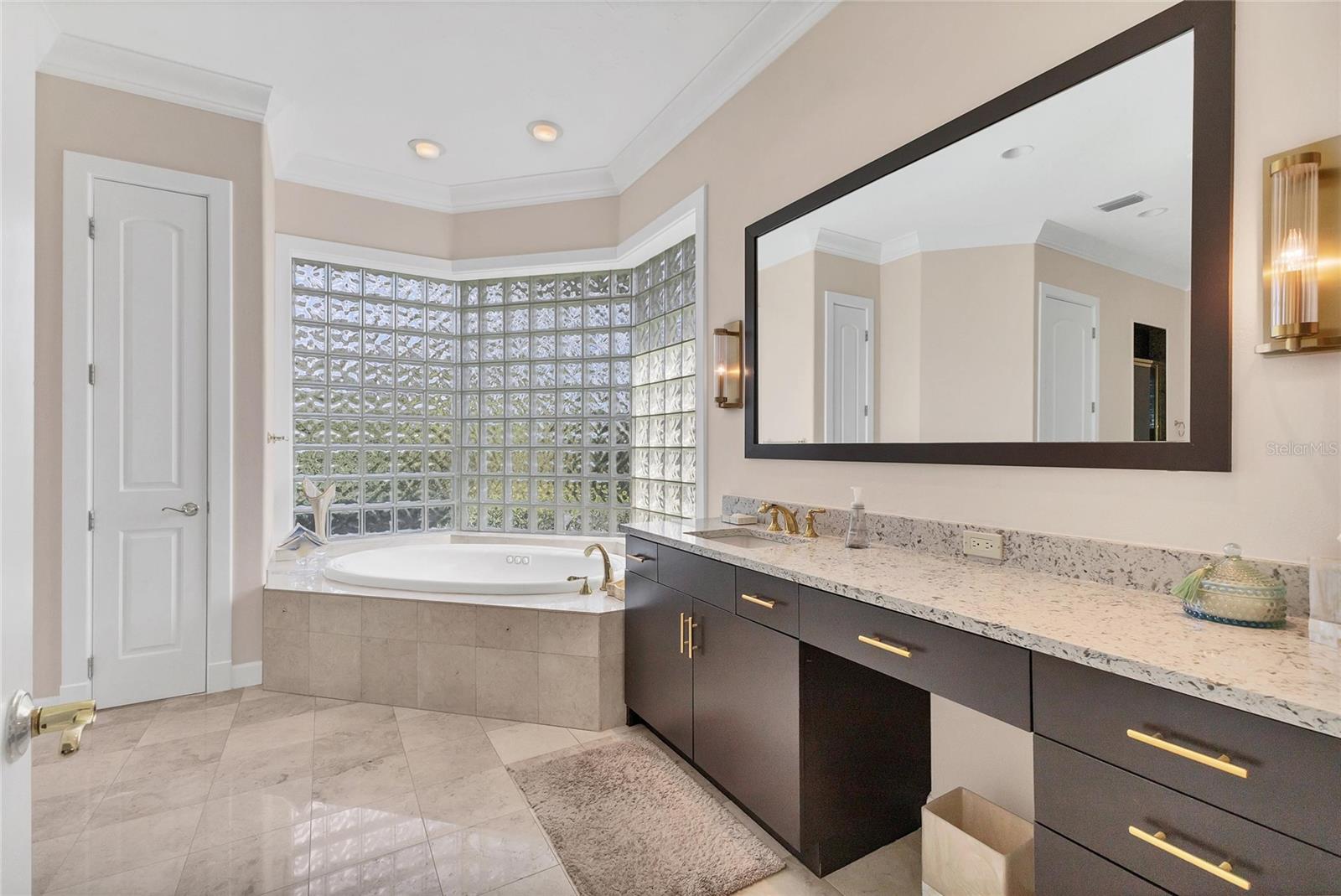 Image 15 of 46 For 896 Macewen Drive