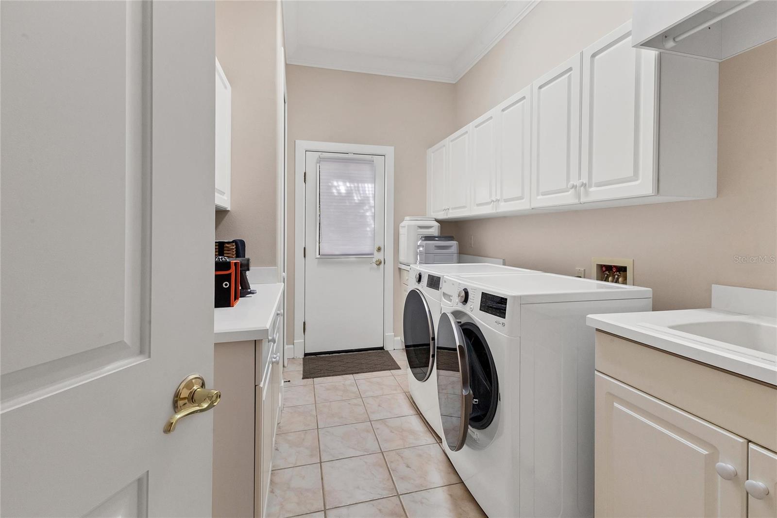 Image 24 of 46 For 896 Macewen Drive