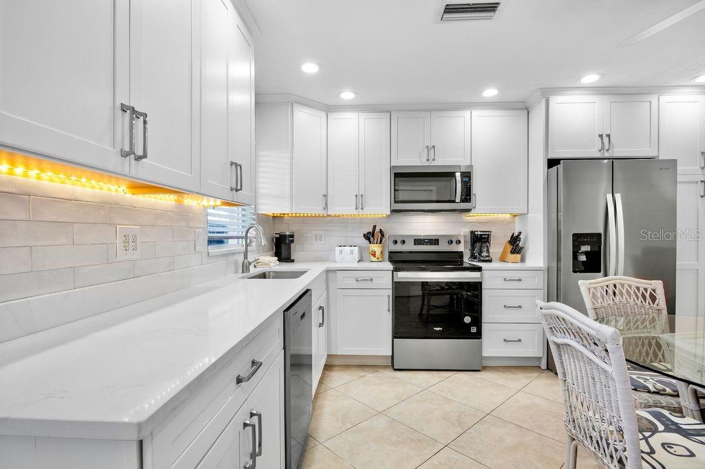 Image 4 of 18 For 5830 Midnight Pass Road 107