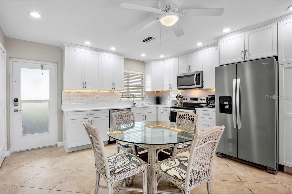 Image 5 of 18 For 5830 Midnight Pass Road 107