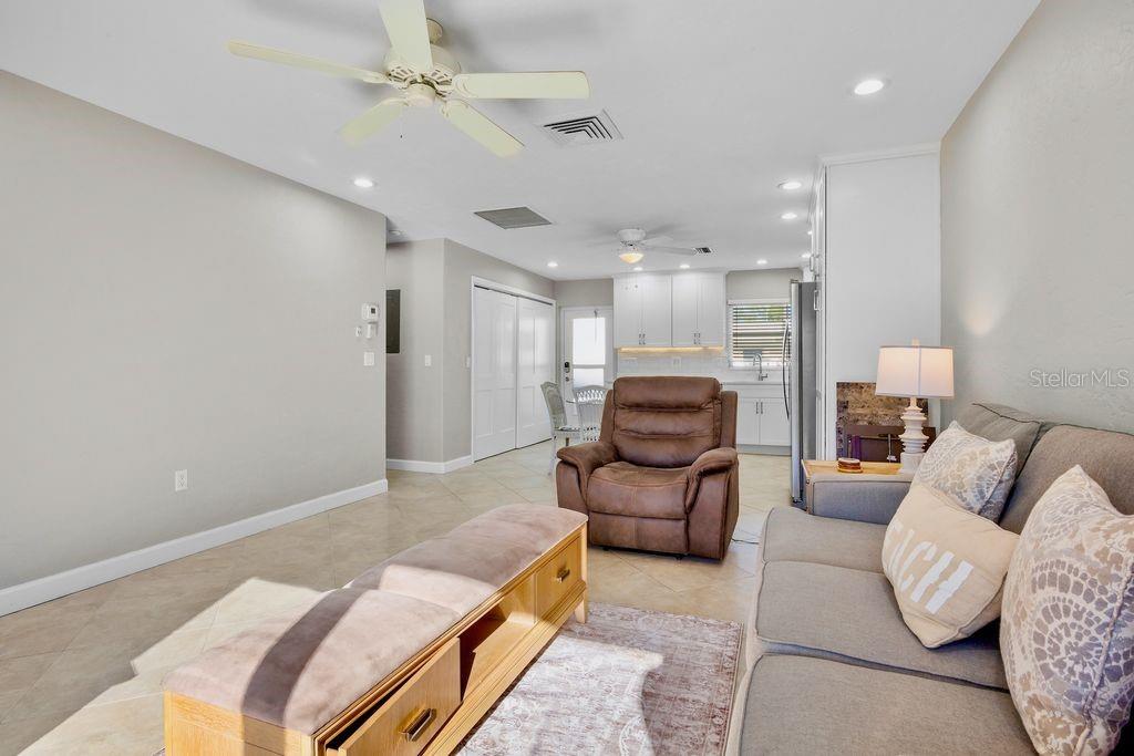 Image 8 of 18 For 5830 Midnight Pass Road 107