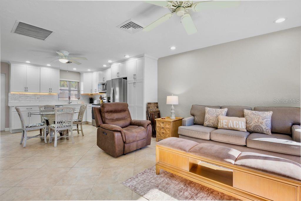 Image 9 of 18 For 5830 Midnight Pass Road 107