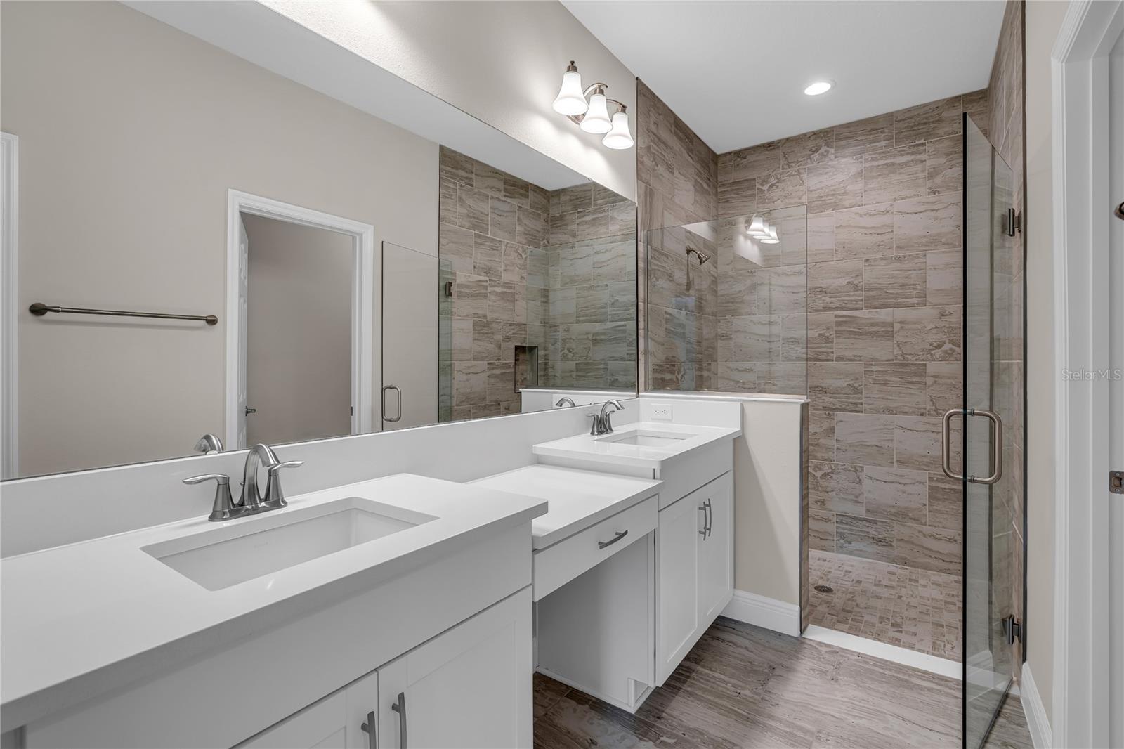 Image 16 of 39 For 12468 Oak Hill Way