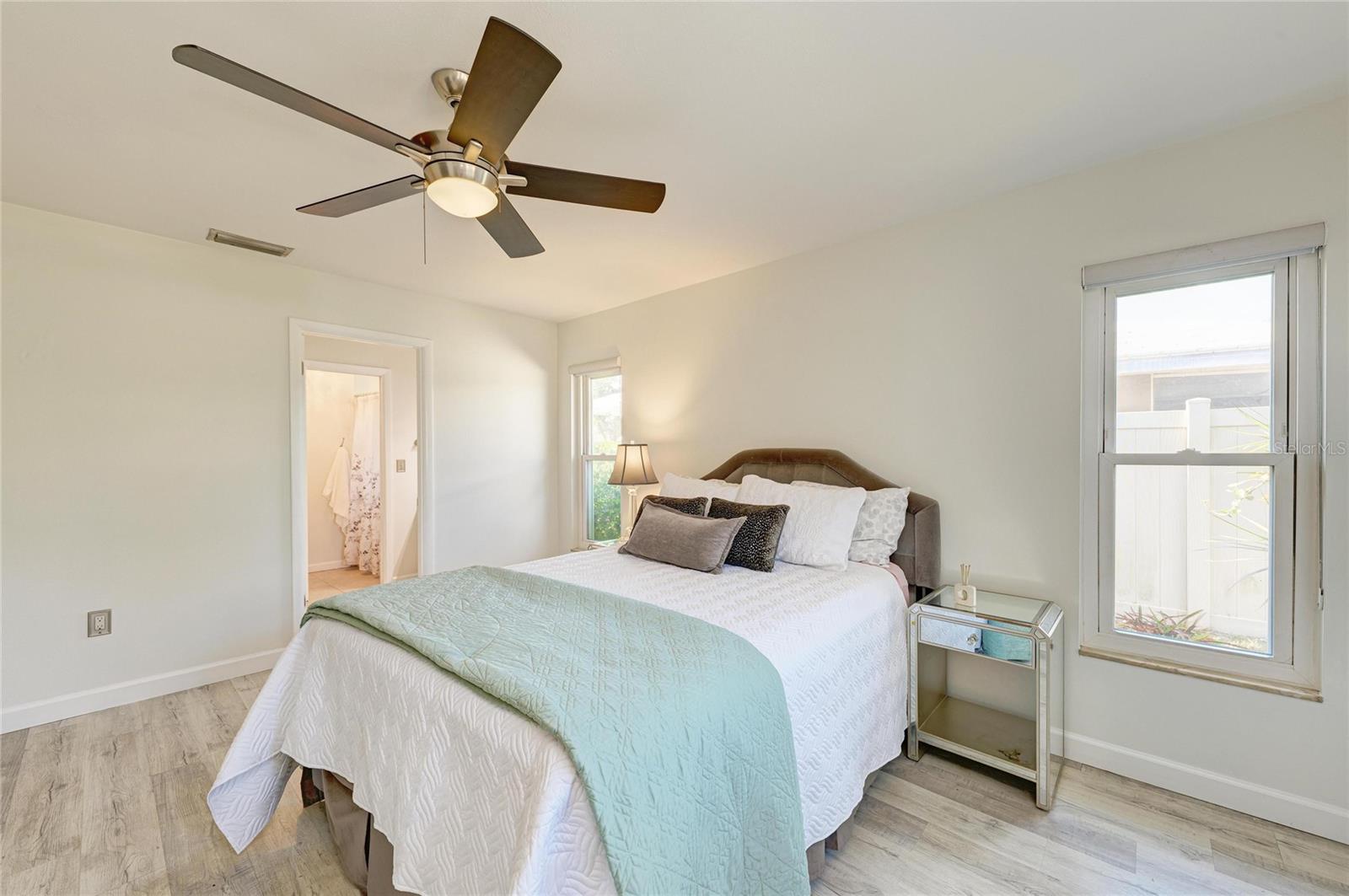 Image 21 of 38 For 3368 Sheffield Circle