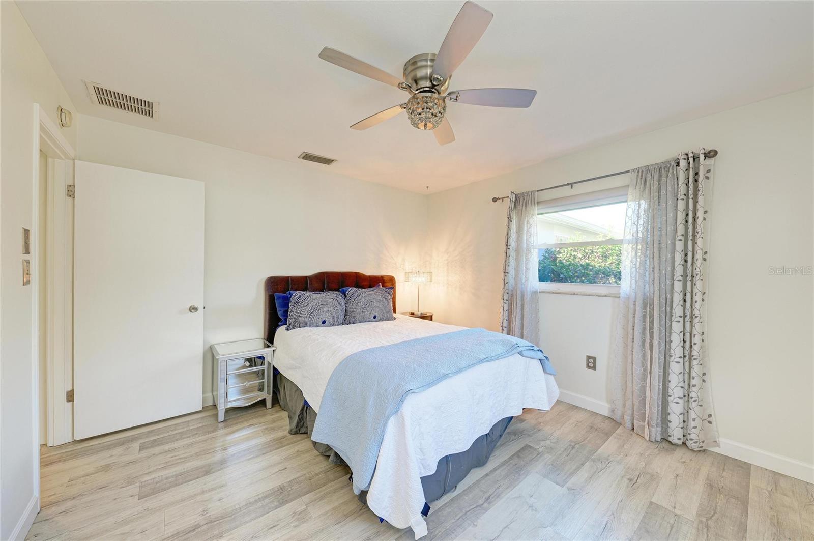 Image 28 of 38 For 3368 Sheffield Circle