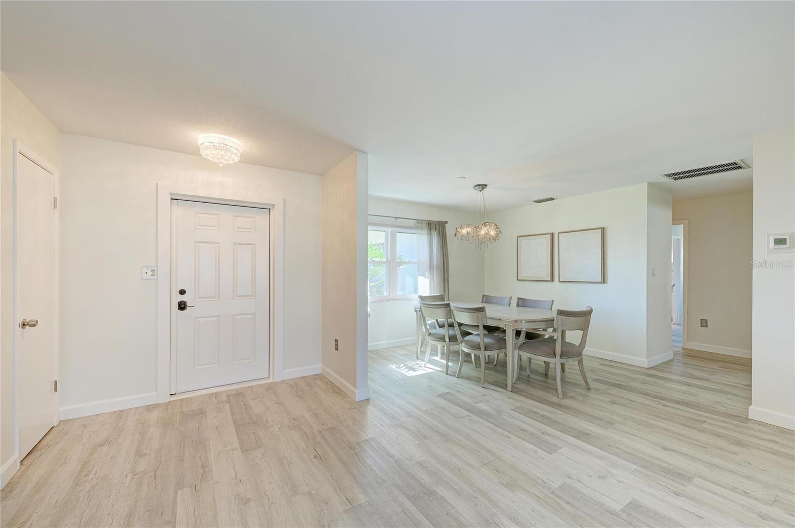 Image 4 of 38 For 3368 Sheffield Circle