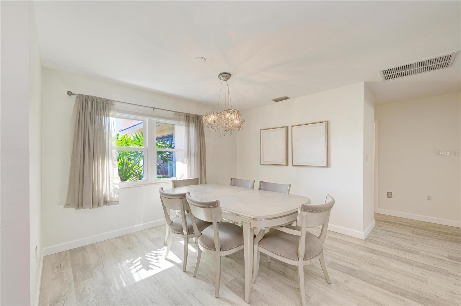 Image 5 of 38 For 3368 Sheffield Circle