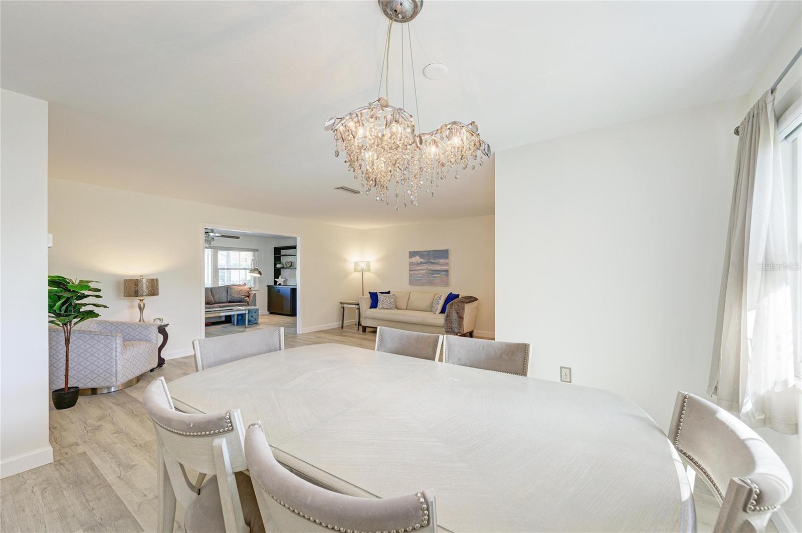 Image 6 of 38 For 3368 Sheffield Circle