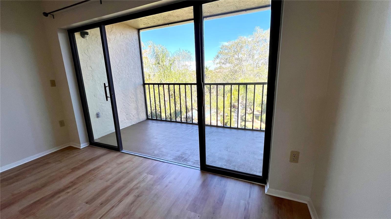 Image 7 of 33 For 505 30th Avenue W E406