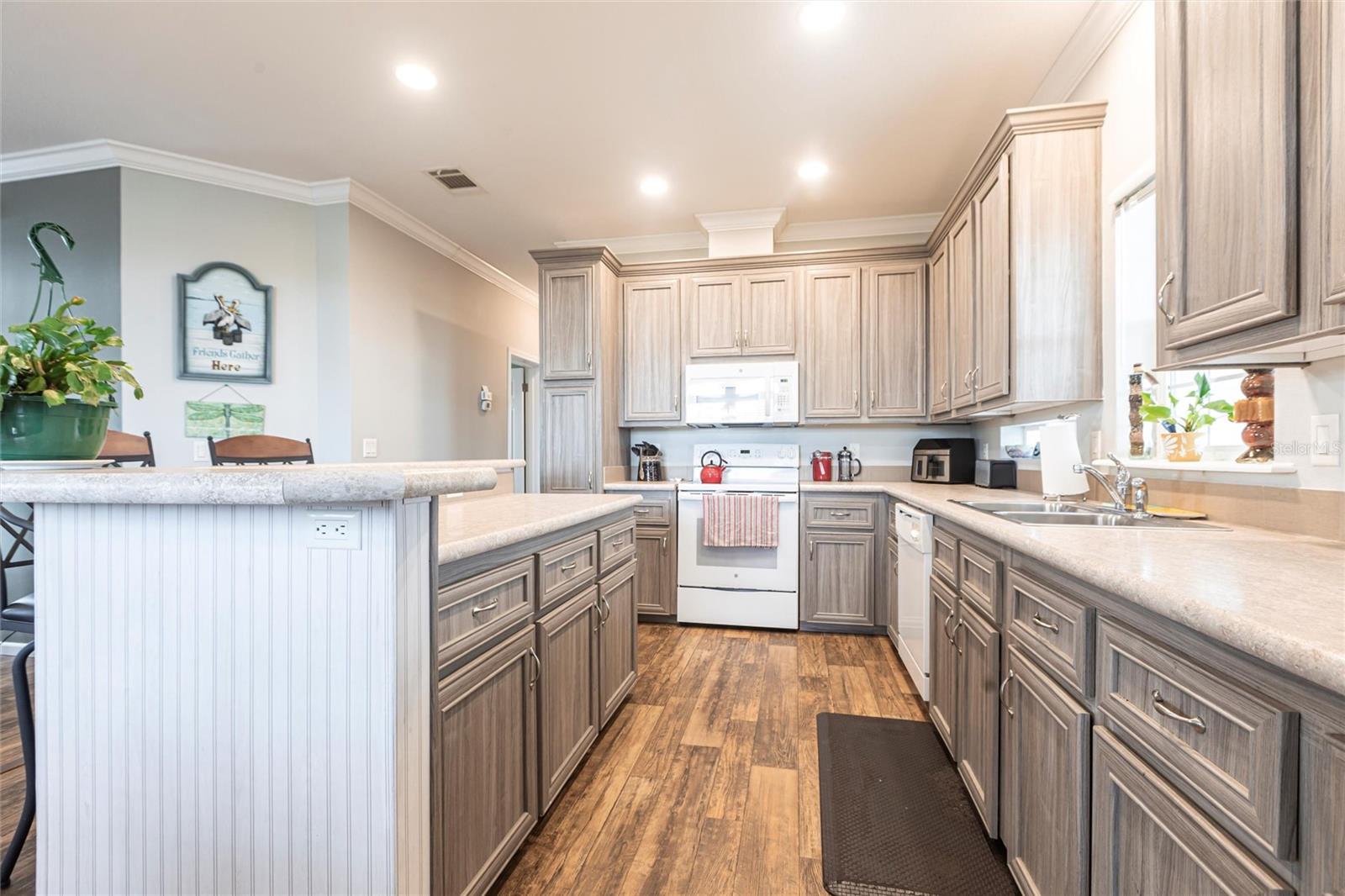 Image 13 of 27 For 168 Duchess Avenue