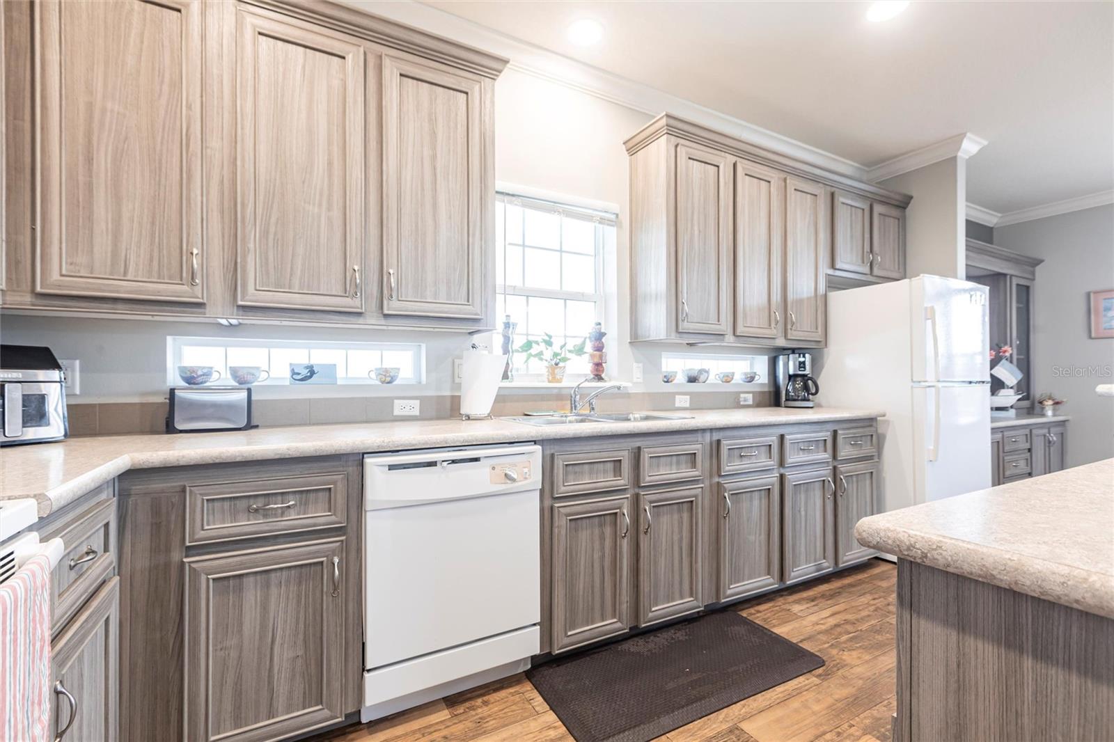 Image 15 of 27 For 168 Duchess Avenue