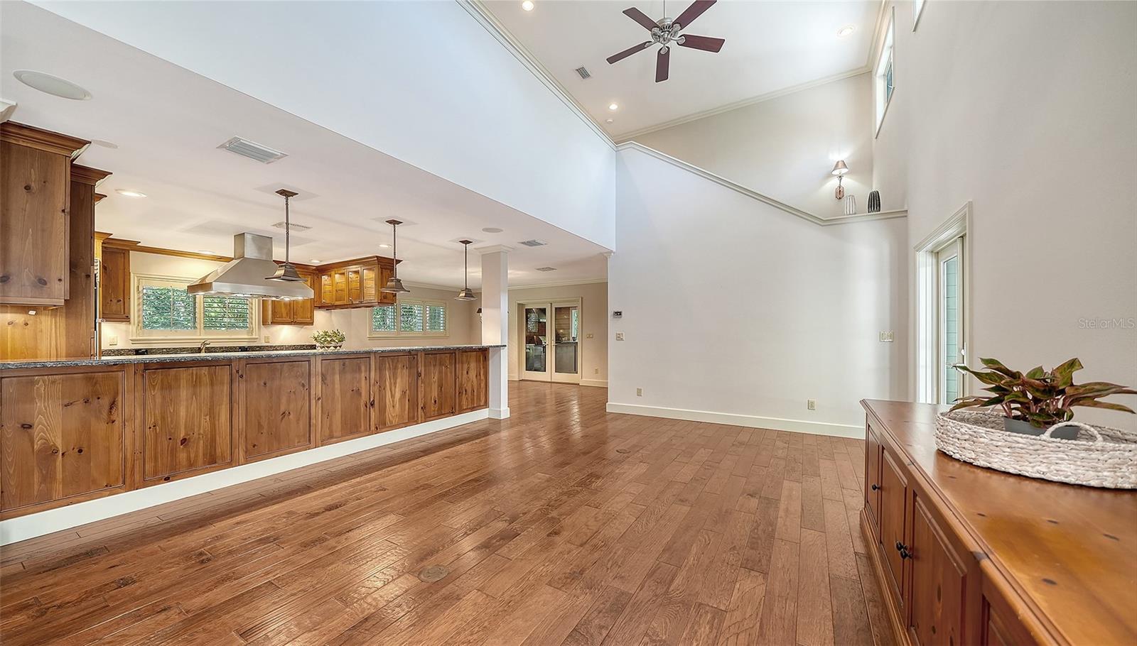 Image 12 of 86 For 1695 Hyde Park Street