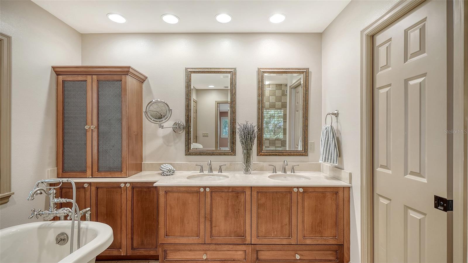 Image 34 of 86 For 1695 Hyde Park Street