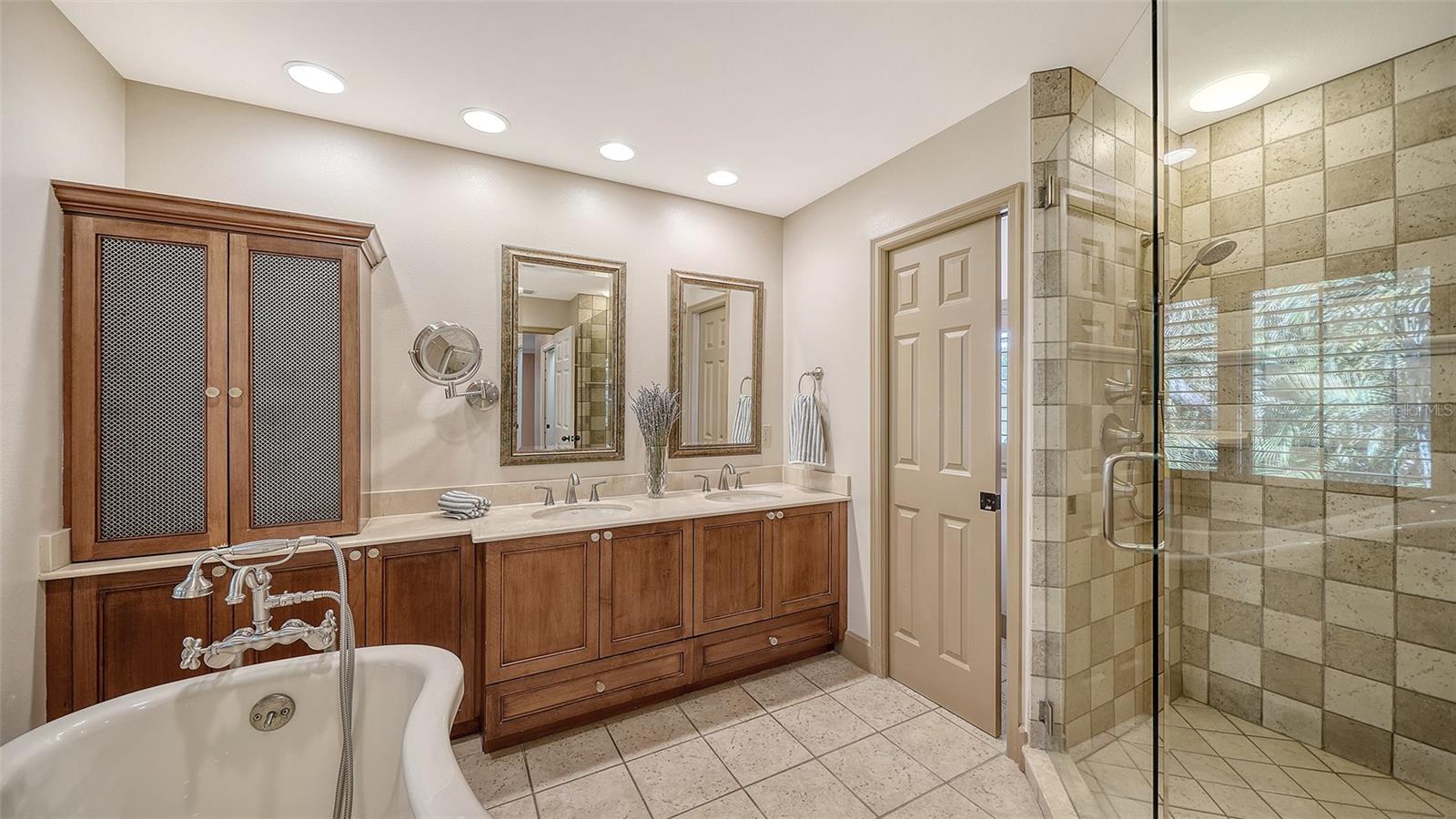 Image 35 of 86 For 1695 Hyde Park Street