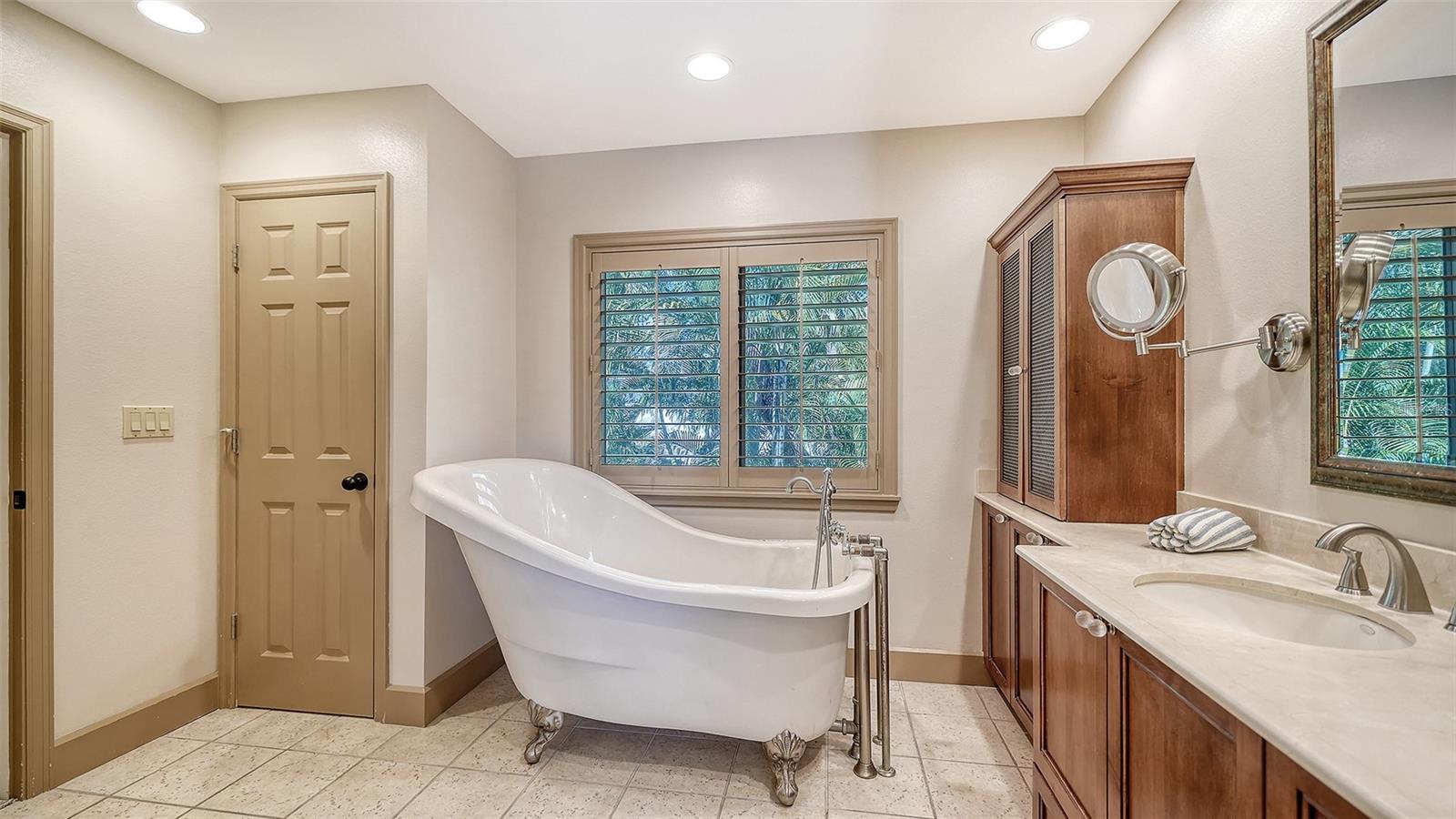 Image 36 of 86 For 1695 Hyde Park Street