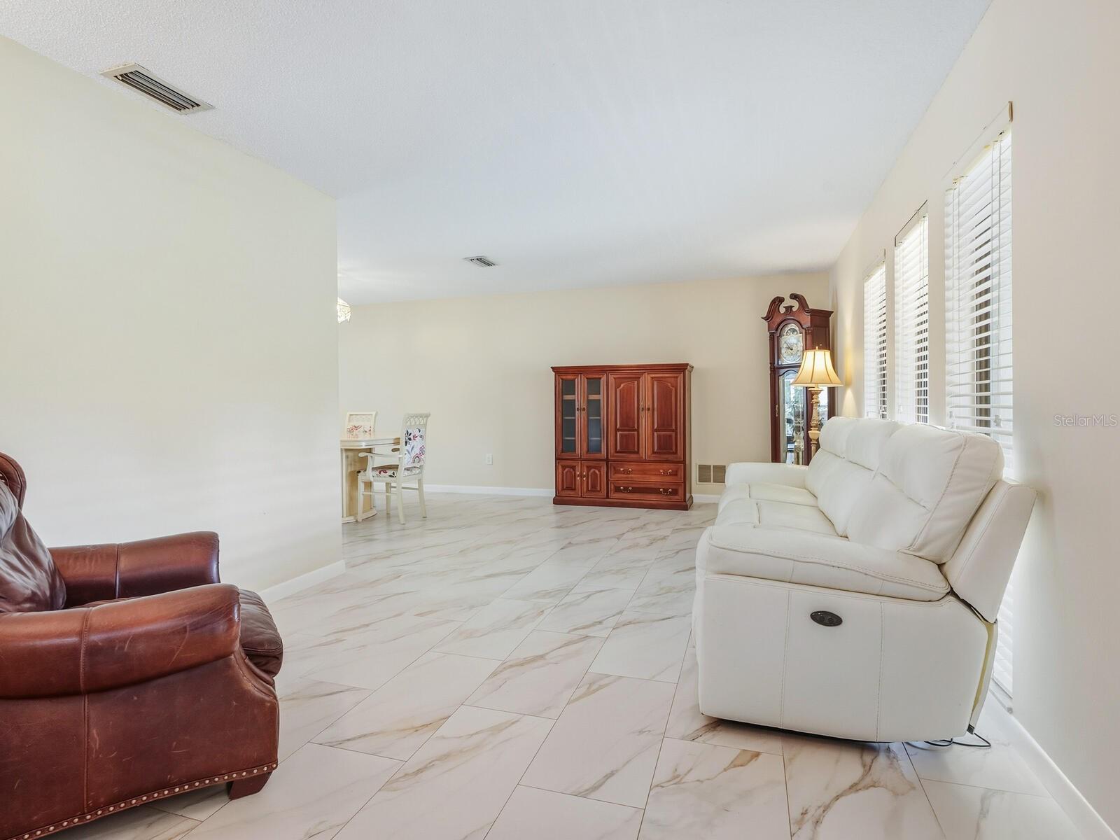 Listing photo id 8 for 4725 Greencroft Road