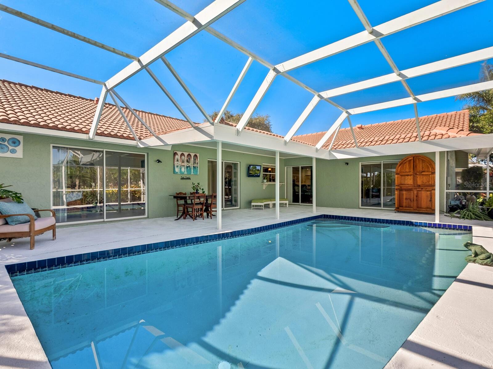 Listing photo id 10 for 4725 Greencroft Road