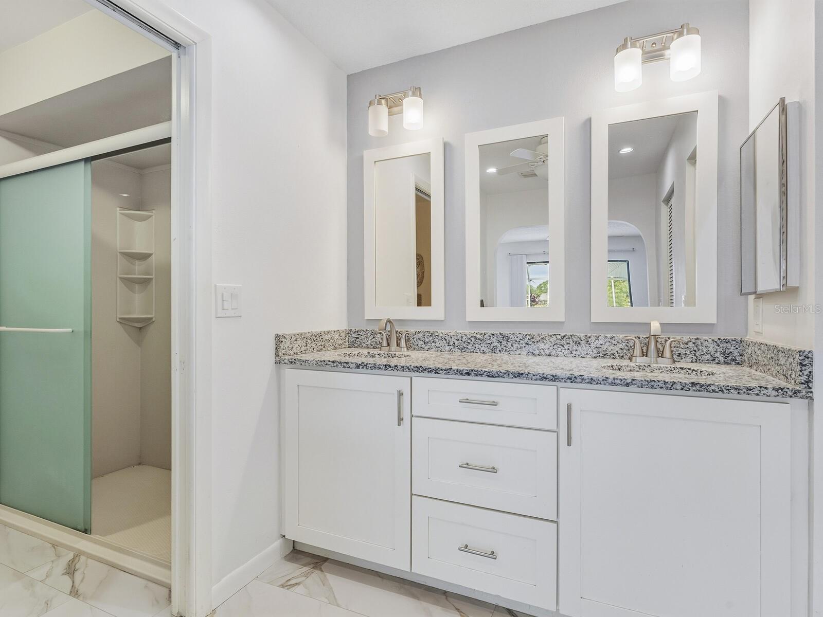 Listing photo id 11 for 4725 Greencroft Road