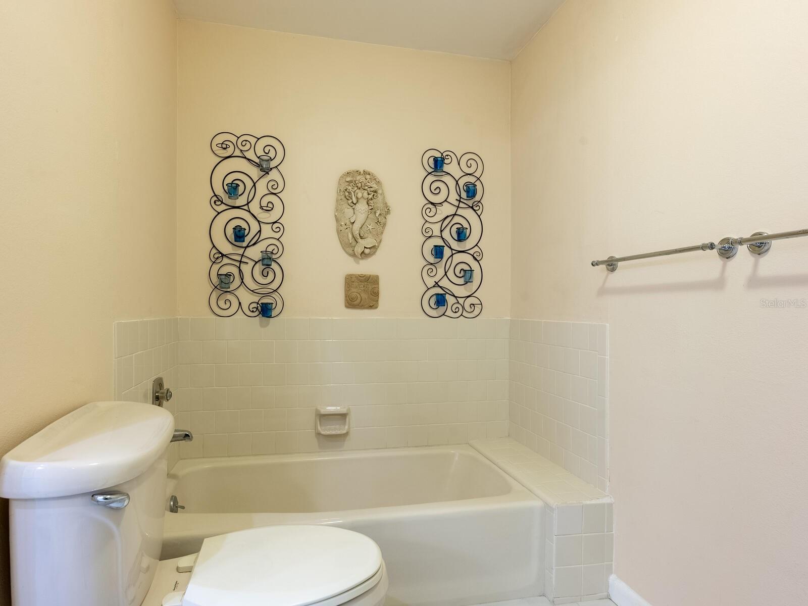 Listing photo id 12 for 4725 Greencroft Road