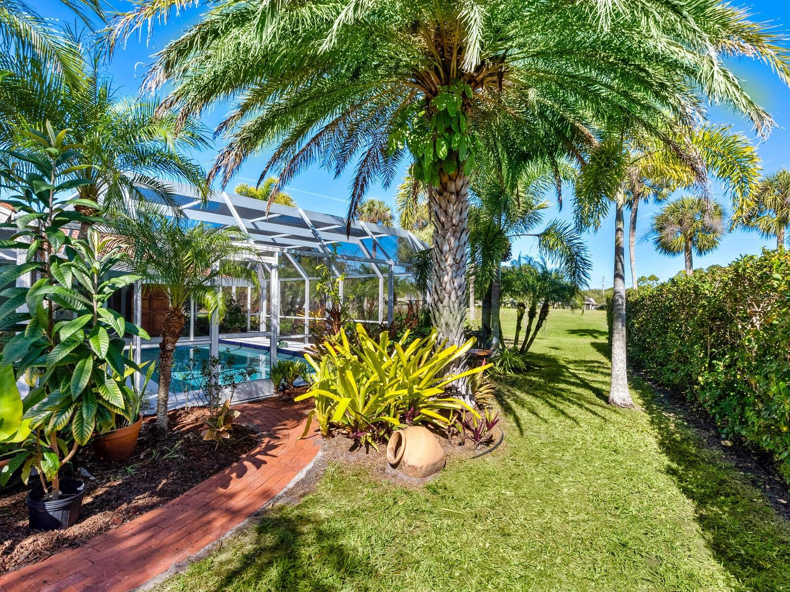 Listing photo id 14 for 4725 Greencroft Road