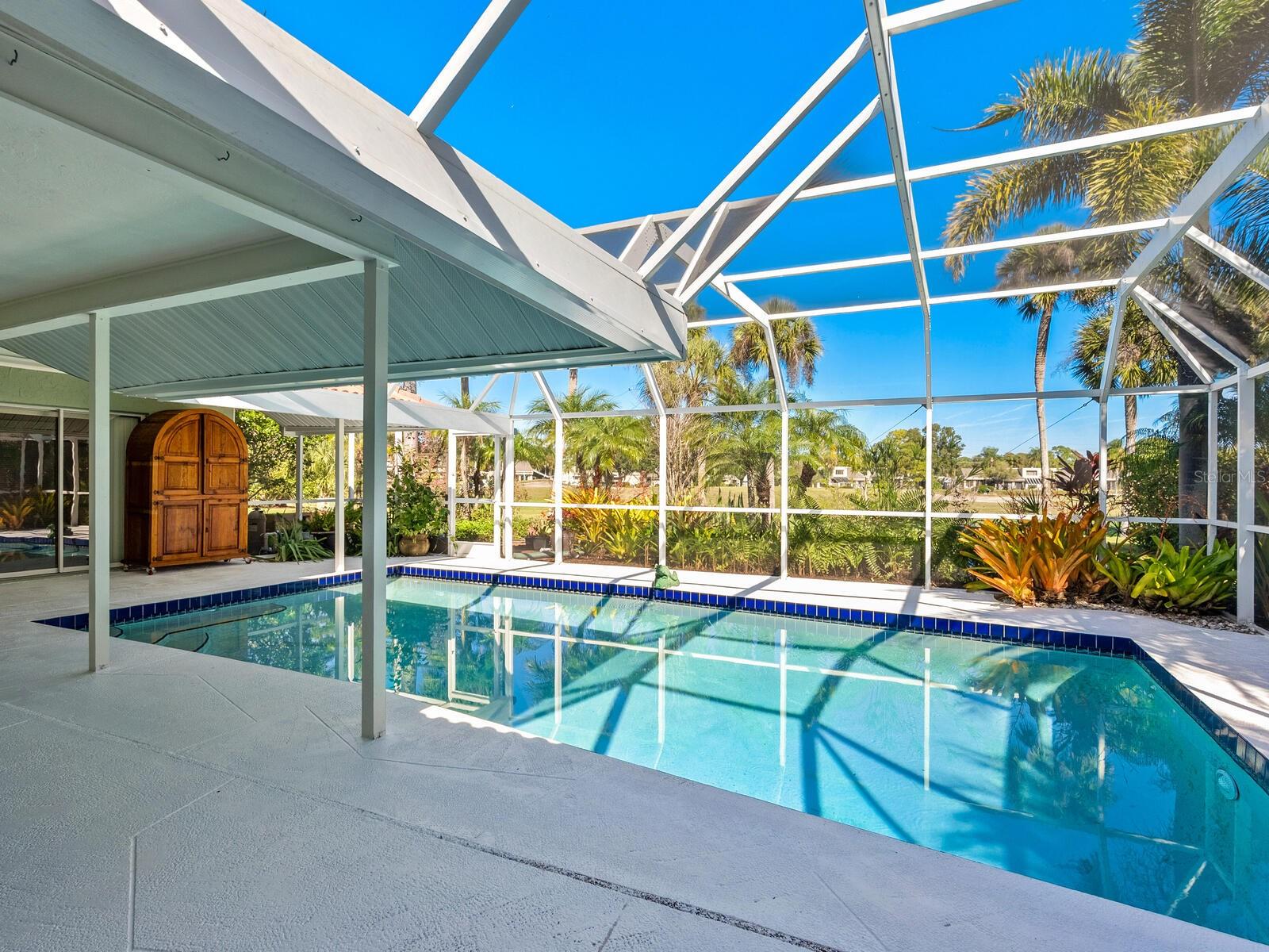 Listing photo id 2 for 4725 Greencroft Road