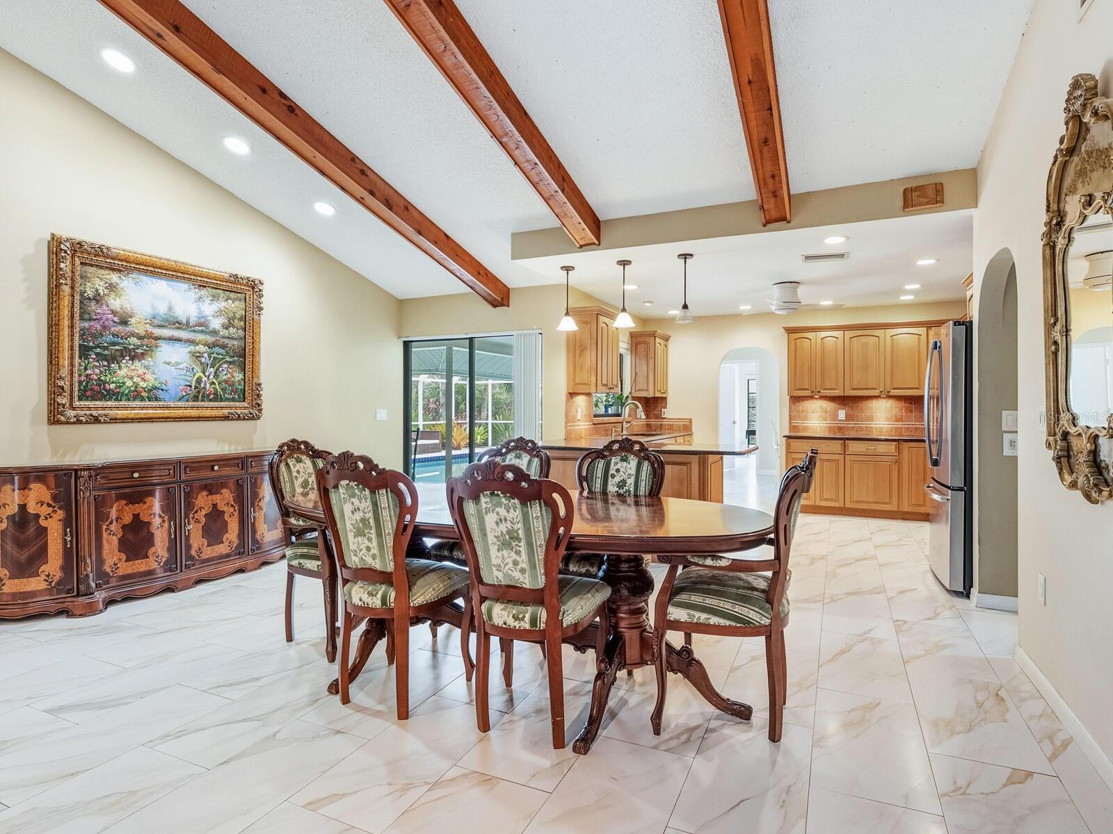 Listing photo id 4 for 4725 Greencroft Road