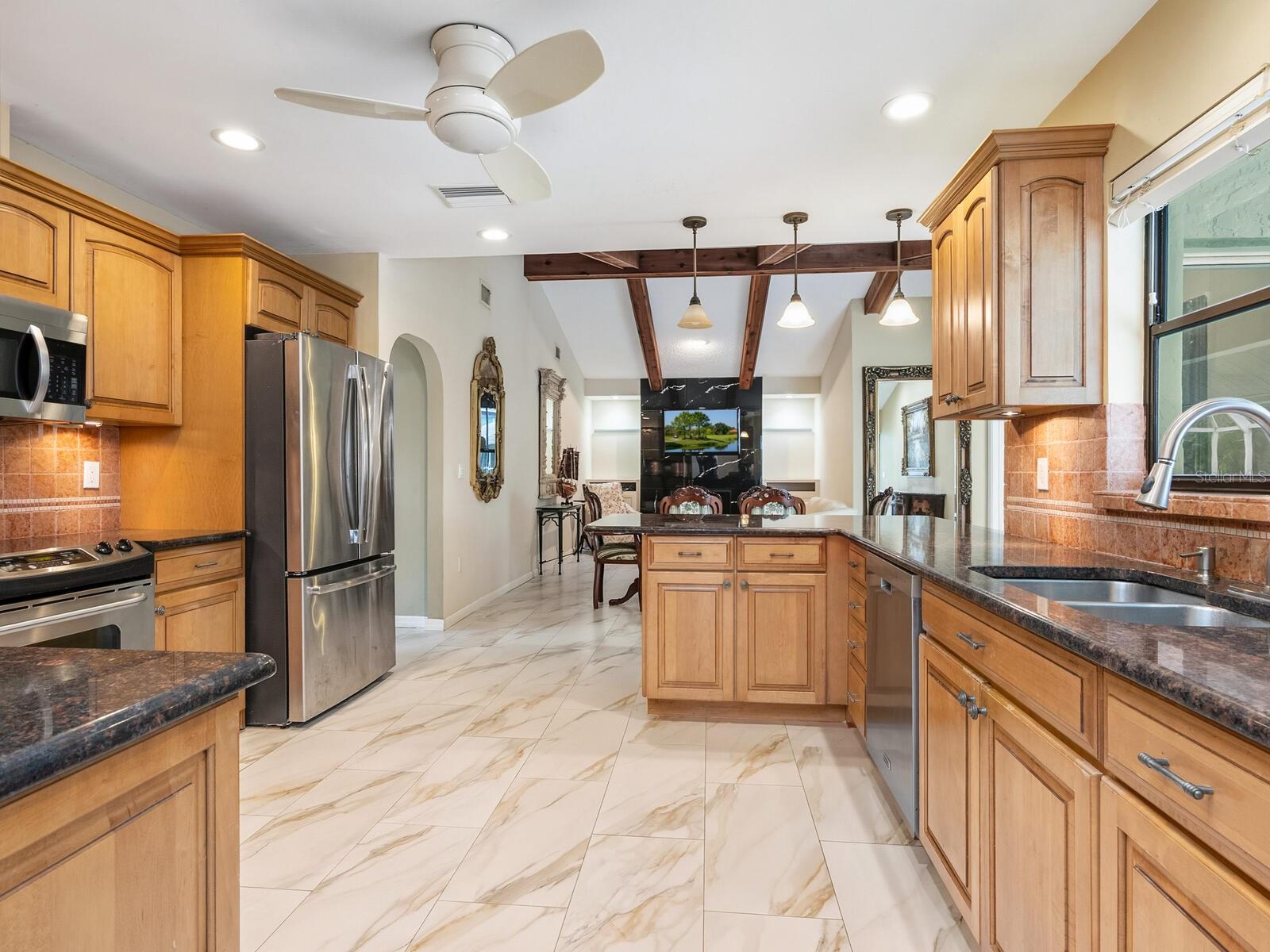 Listing photo id 5 for 4725 Greencroft Road