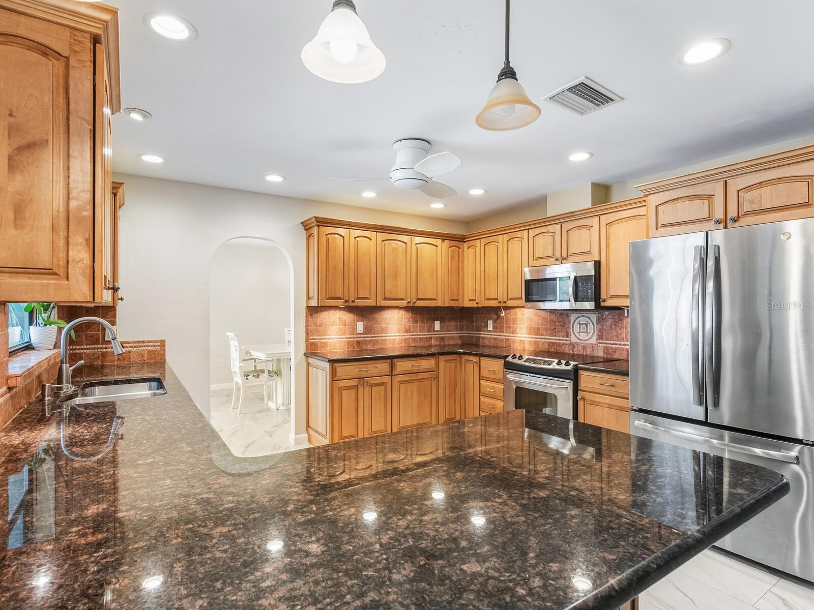 Listing photo id 6 for 4725 Greencroft Road