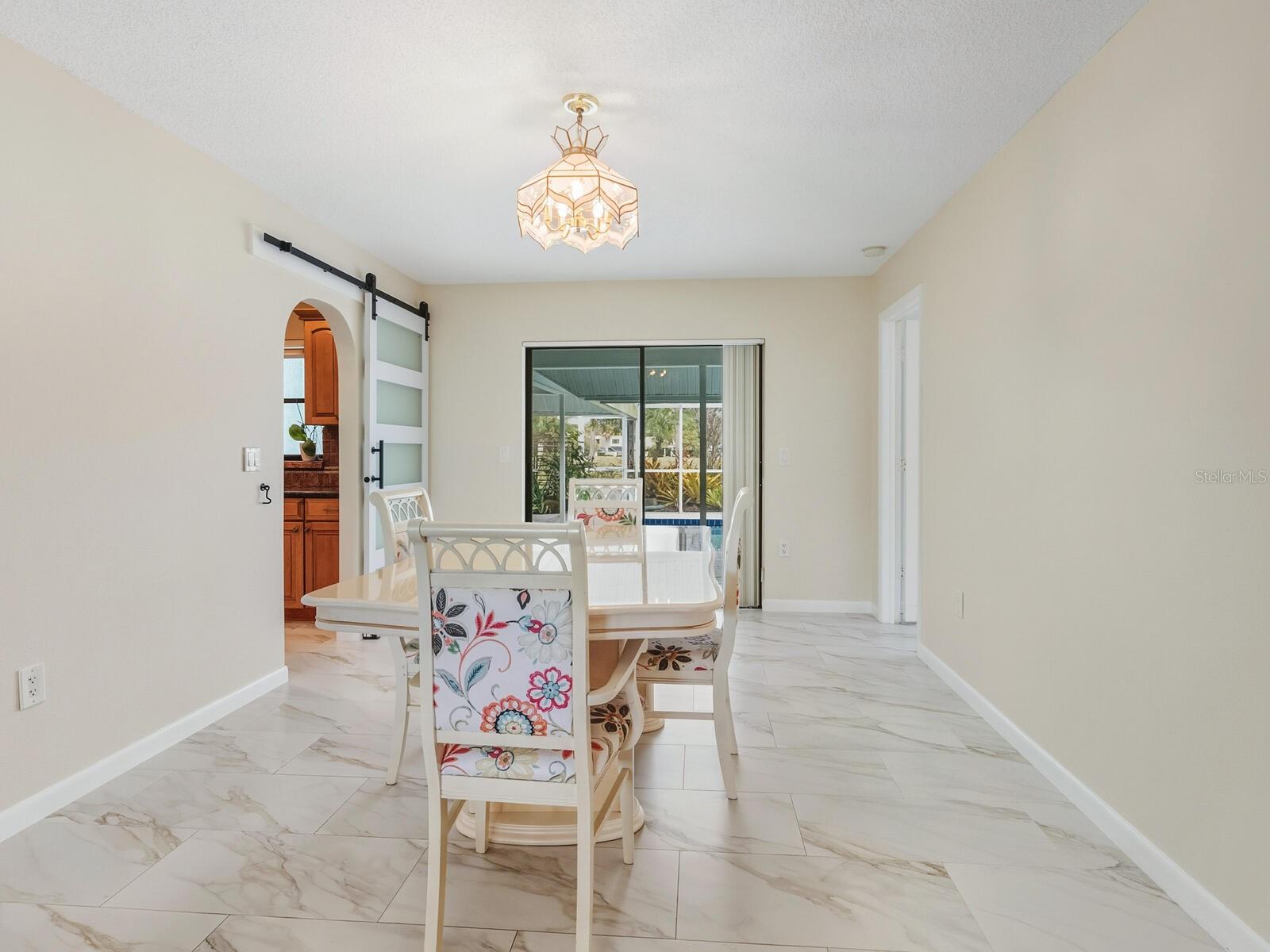 Listing photo id 7 for 4725 Greencroft Road