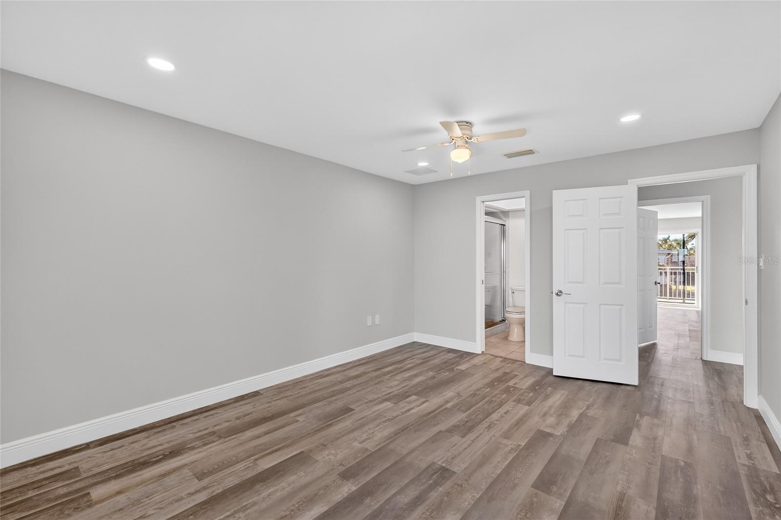 Image 17 of 37 For 600 Manatee Avenue 212