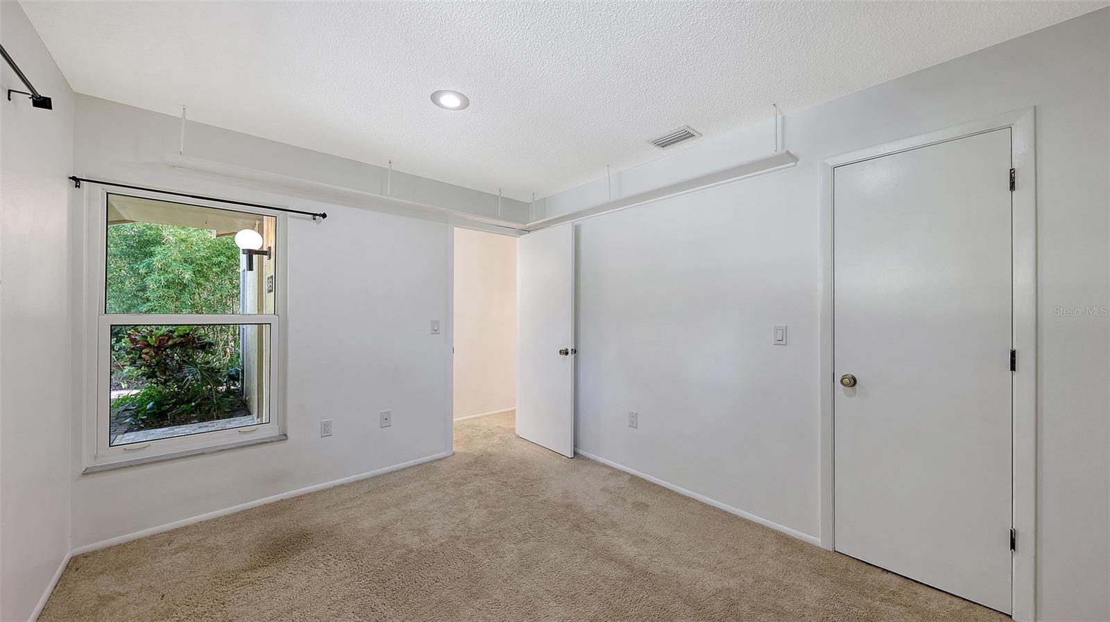 Image 18 of 39 For 4969 Village Gardens Drive 52