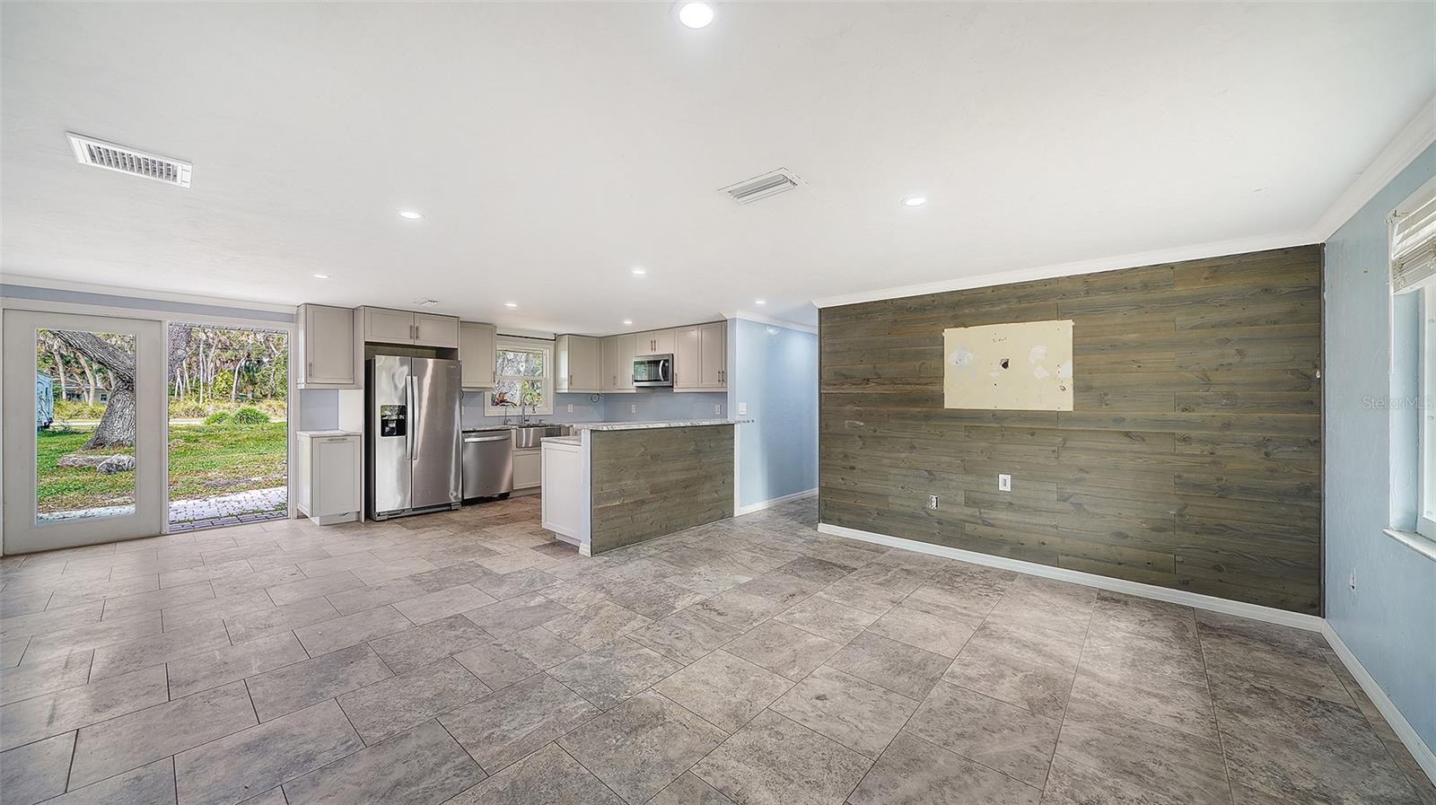 Image 3 of 39 For 1203 Pineland Avenue