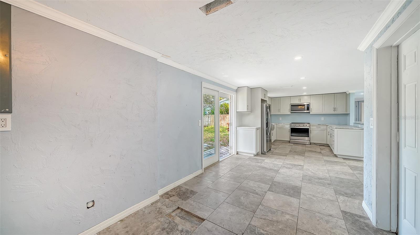 Image 7 of 39 For 1203 Pineland Avenue