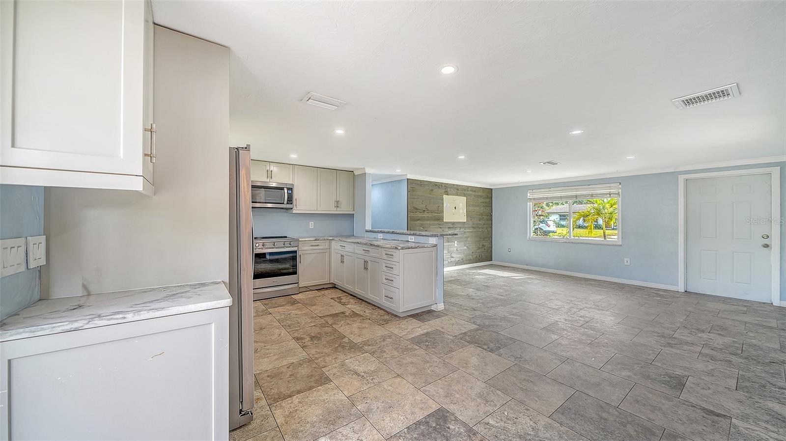 Image 8 of 39 For 1203 Pineland Avenue