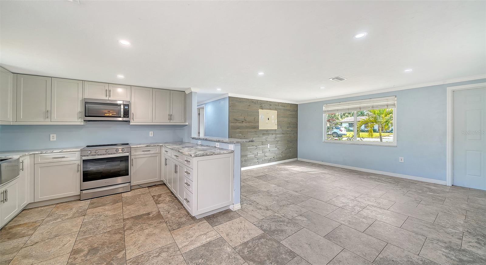 Image 9 of 39 For 1203 Pineland Avenue