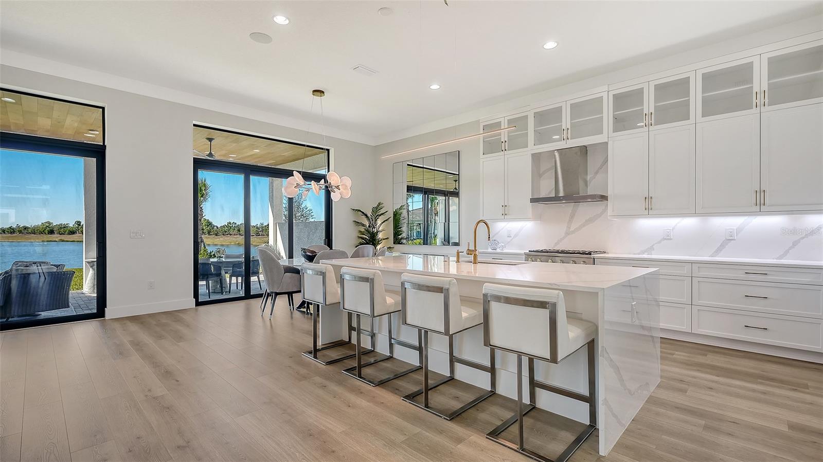 Listing photo id 16 for 4521 Mondrian Court