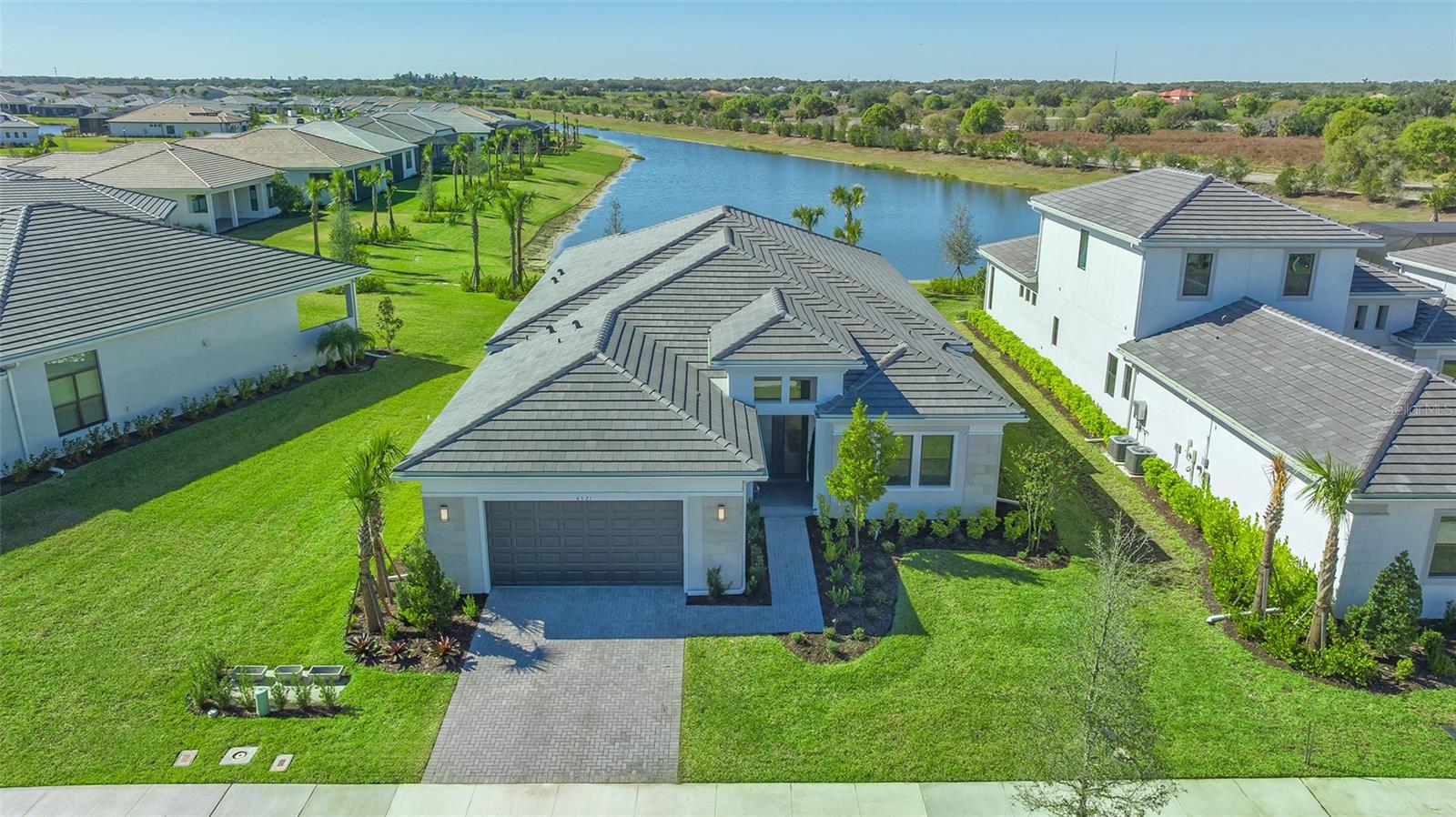 Listing photo id 0 for 4521 Mondrian Court